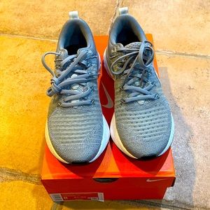 Women’s Nike React Infinity Flyknit 2 in Particle Grey/White-Grey Fog